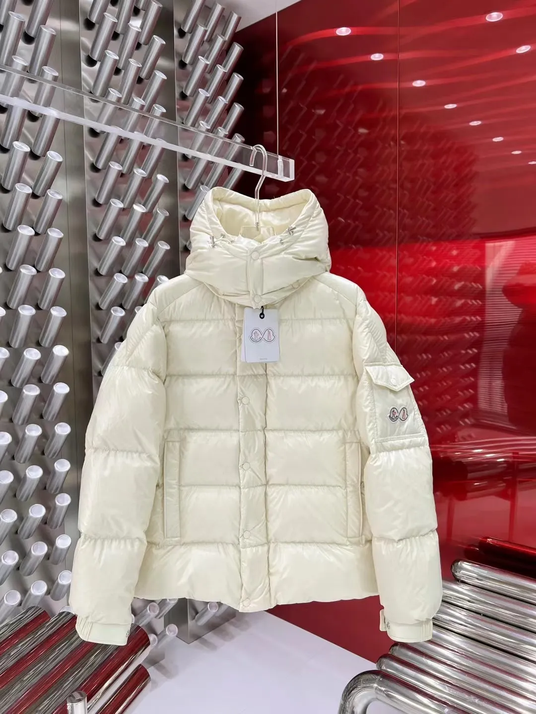 P390 Moncler/ 2026 70 、 。 DNA ， ， 。 Classic ， 、 。 Classic 70 。 Quality， 90 ，Premium Quality ， ，Black ！ Sizes M-3XL